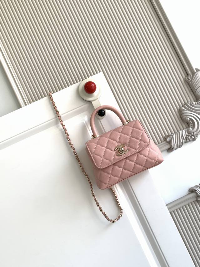 4244. This classic Cocohandle handbag features a leather lining with a lambskin