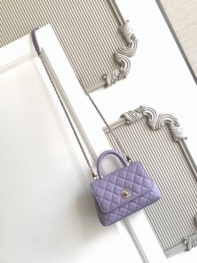 2215. Leather lining with lambskin flap. This classic Cocohandle is almost a kin
