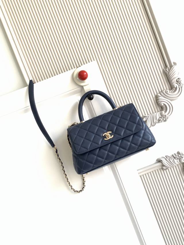 92 Cocohandle classic handbag with leather lining and lambskin flap. Almost a ki