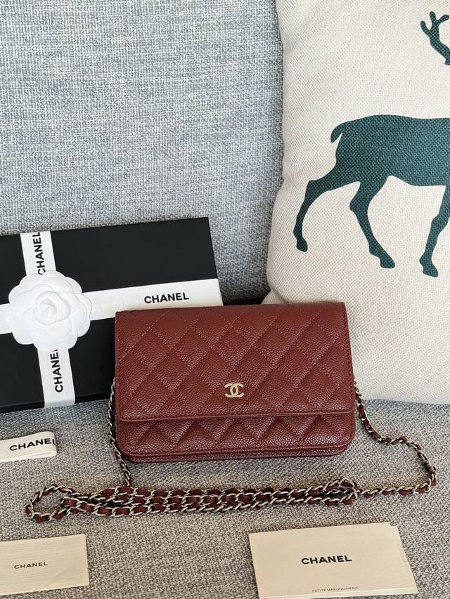 Chanel Model: A Coarse Ball Grain Magnetic Buckle Series Description: Original q
