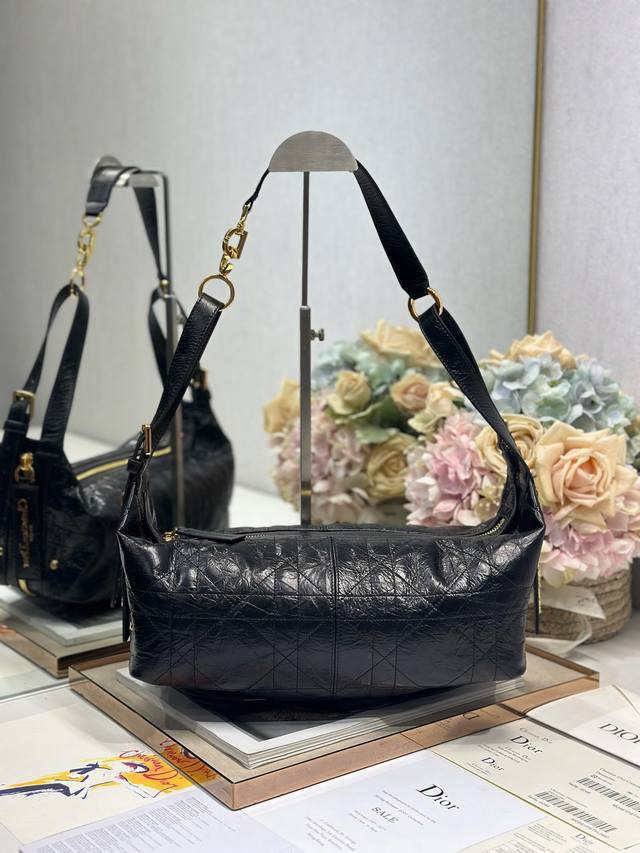 Authentic, high-quality medium D-Journey handbag with black pleats. This new arr