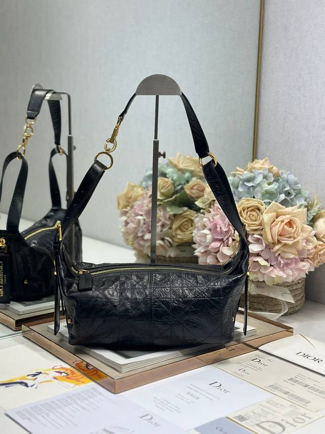 Authentic, high-quality, small D-Journey handbag in black pleated leather. This