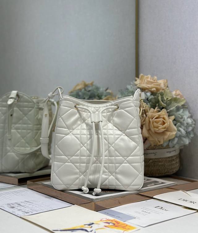 Authentic, high version medium D-Motion handbag in white with scannable high ver