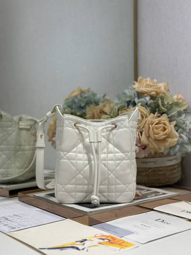 Authentic small D-Motion handbag in white with scannable high-version 163 variab