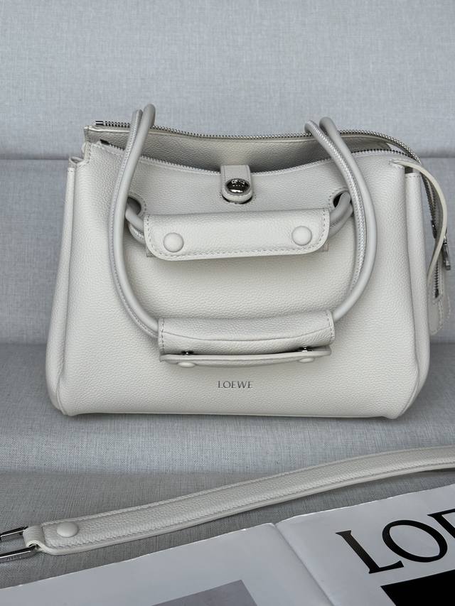 Original leather Madrid 0256 Soft White Dimensions: 23.5*10*19cm The madrid feat
