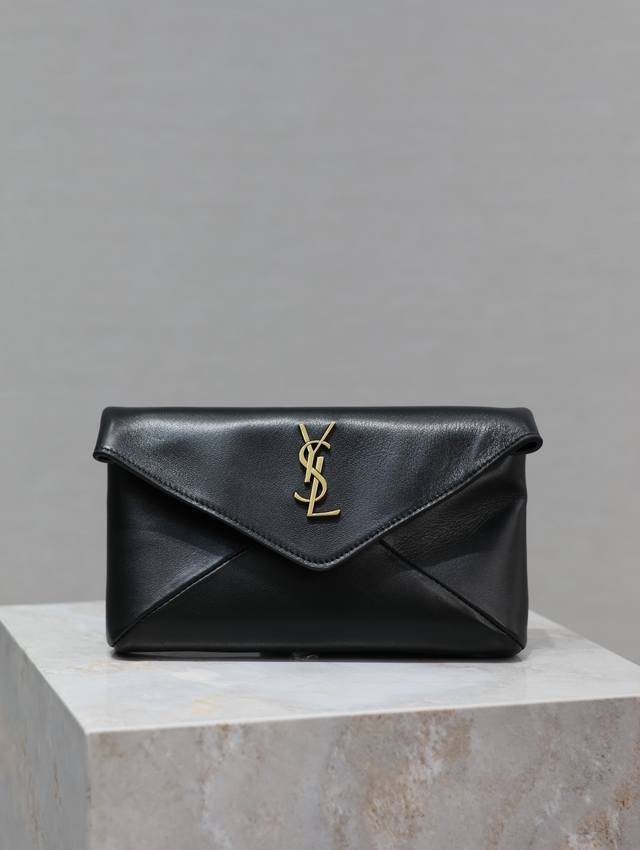 Black Le Envelope Clutch - This new clutch is stylish and stylish, with a refine