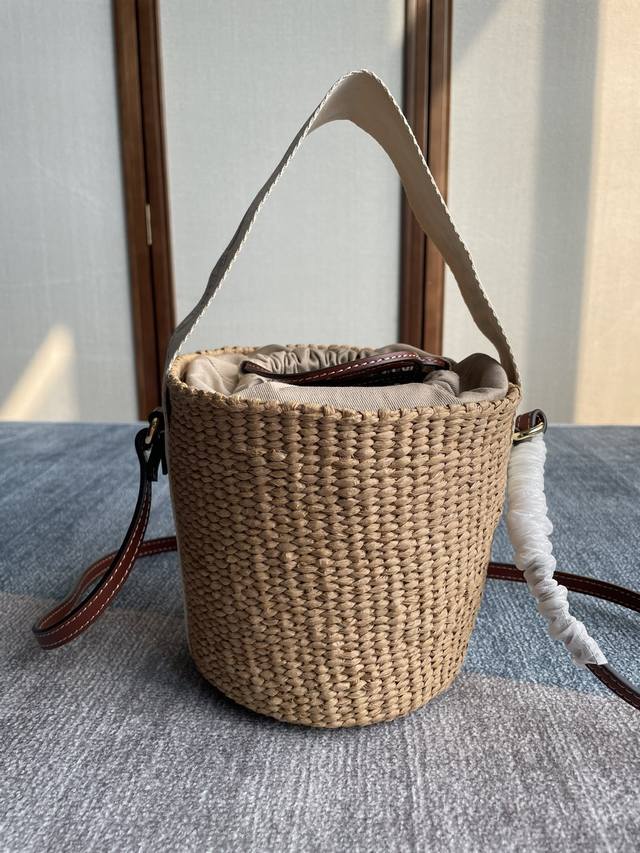Chloe's new Small Woody Basket wicker bag is now available! The Small Woody Bask