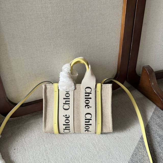 Chloe's latest Tote-Bag, the Woody Mini, is now available! This super cute Woody