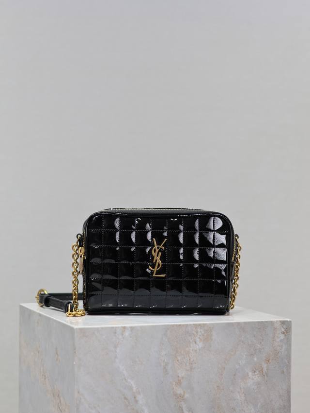 Black patent leather Le Cassandre Matelass