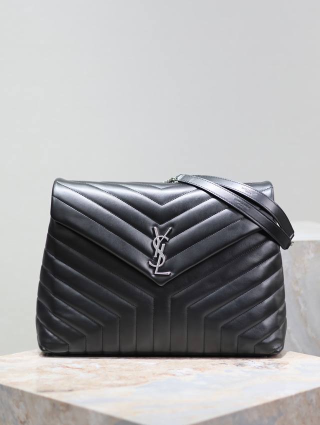 Black and silver-buckled Loulou_Large size, you'll fall in love with it at first