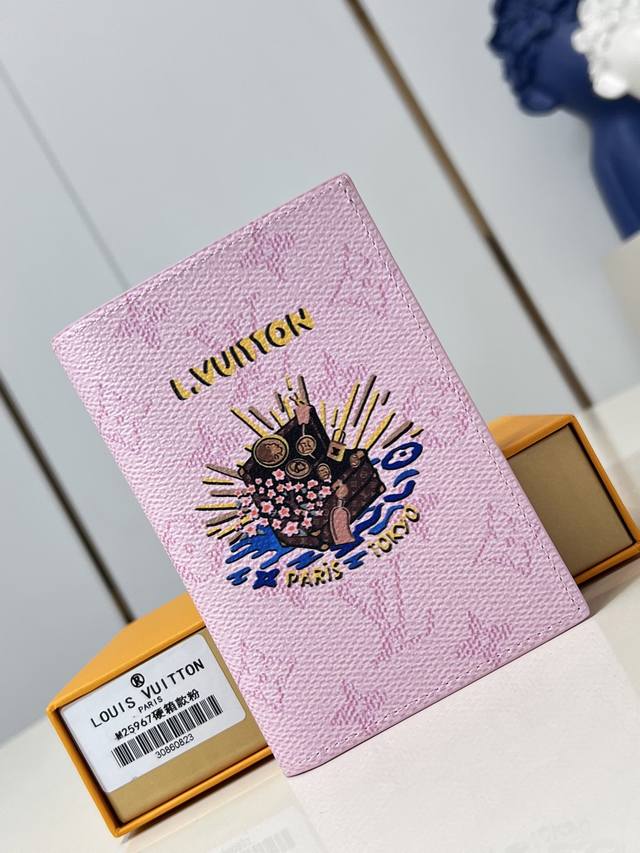 Top-quality original original photo M25967 Pink M25968 This passport holder feat