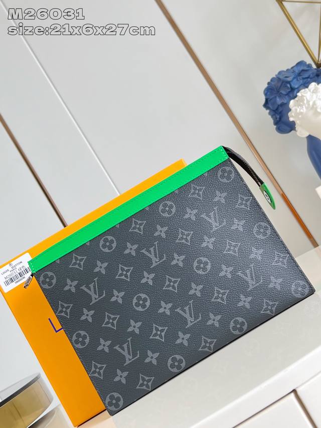 Top-quality original home photo M26031 Green Pochette Voyage Medium Clutch. Made