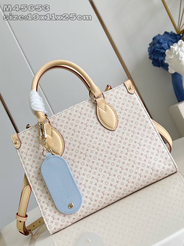 Top-grade original M45653 Dune silkscreen M15138 This Onthego small handbag is u