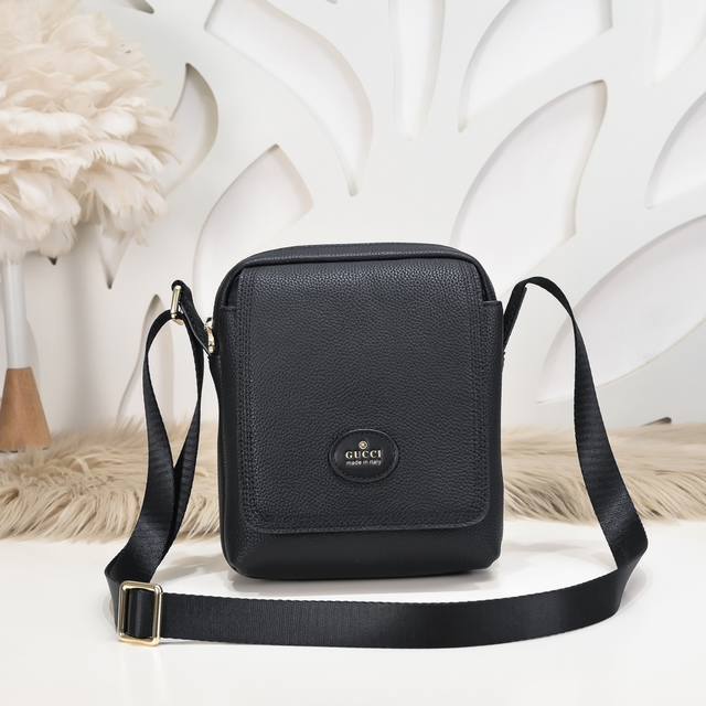 Gucci's latest men's crossbody bag is made of imported calfskin leather with a s