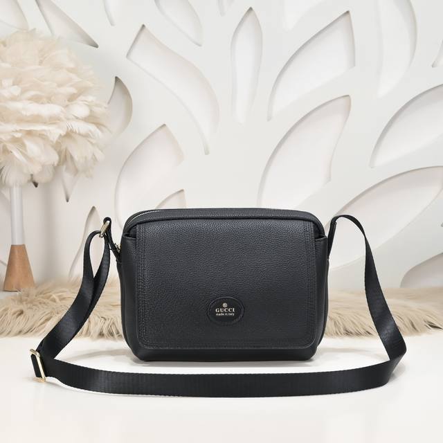 Gucci's latest men's crossbody bag is made of imported calfskin leather with a s