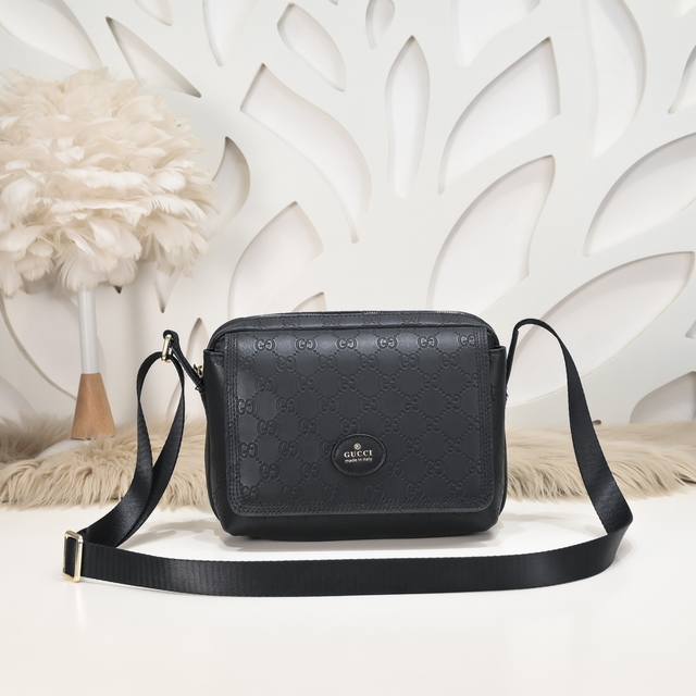 Gucci's latest men's crossbody bag is made of imported calfskin leather with sof