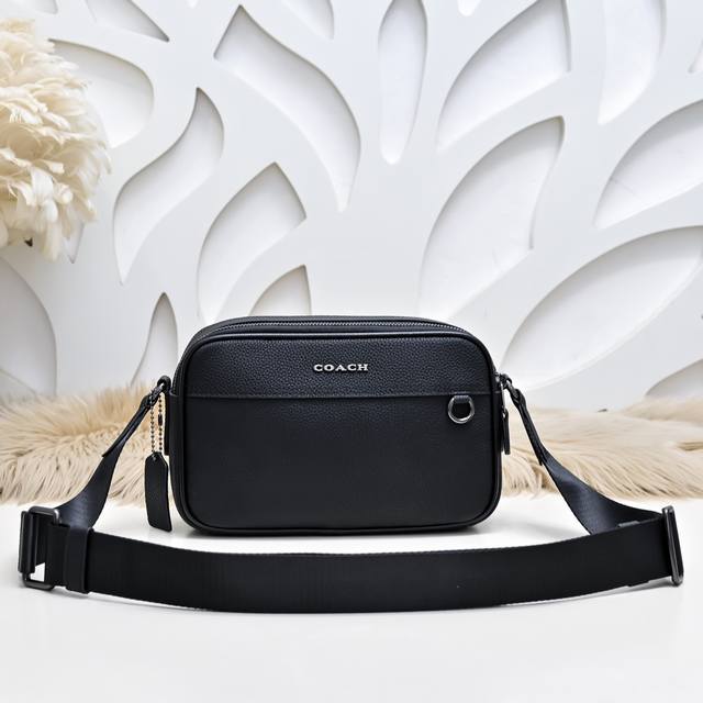 Coach's latest men's crossbody bag is made of imported calfskin leather with a s