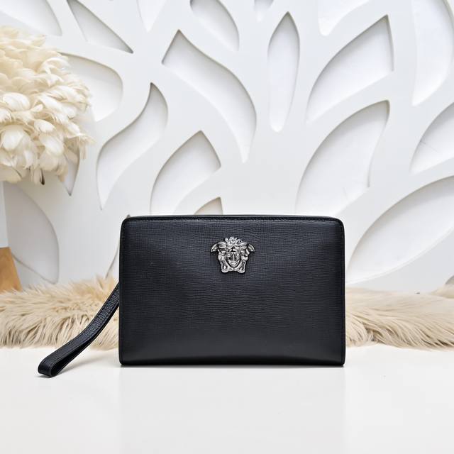 Versace's latest men's clutch is made of imported calfskin leather, with a soft