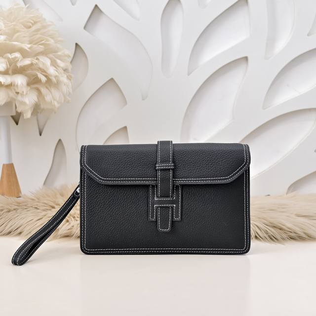 Hermes - Hermes' latest men's handbags are made of top-grade calfskin, with nobl