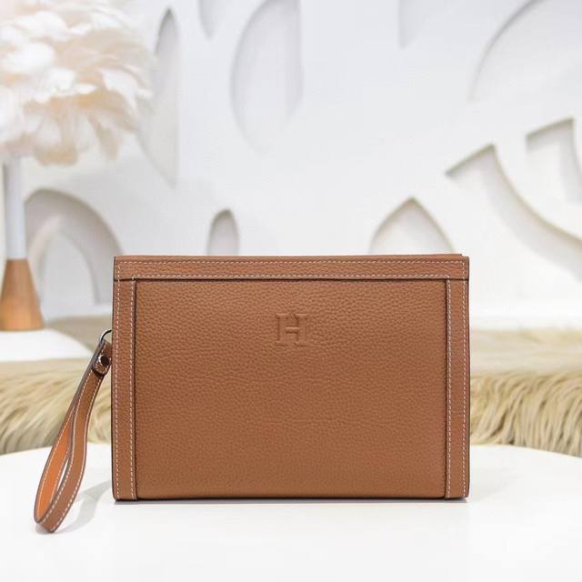 Hermes - Hermes' latest men's handbags are made of top-grade calfskin with noble