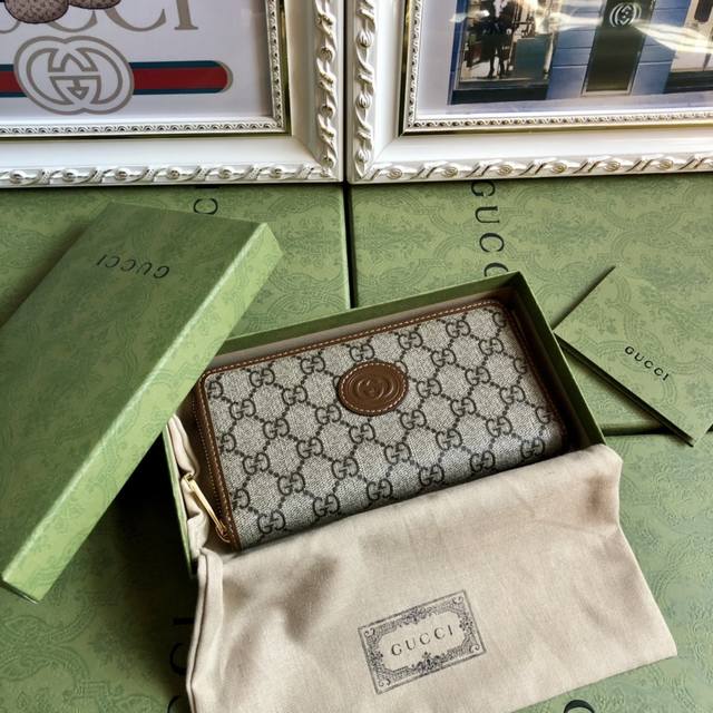 Premium Edition. This sleek, elegant wallet is crafted from black Gg Supreme can
