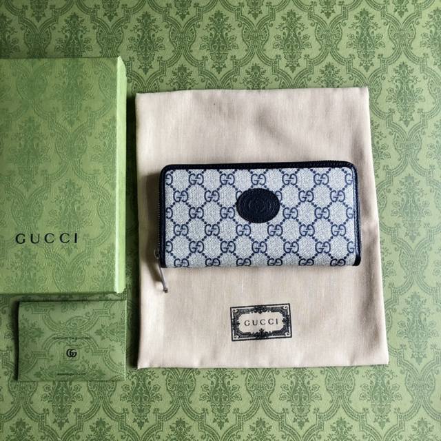 Premium Edition. This sleek, elegant wallet is crafted from blue Gg Supreme canv