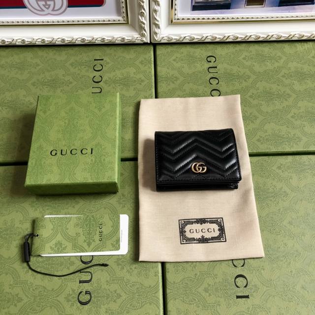 a premium edition with original leather and green box packaging. Authentic Europ