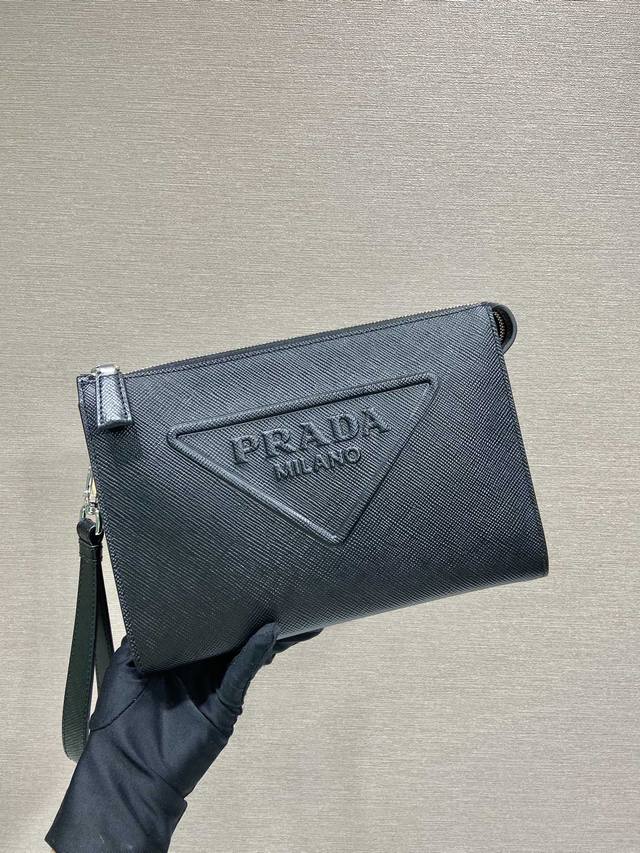 New Clutch 2Vf039 This clutch cleverly creates a 3D effect, unleashing the charm