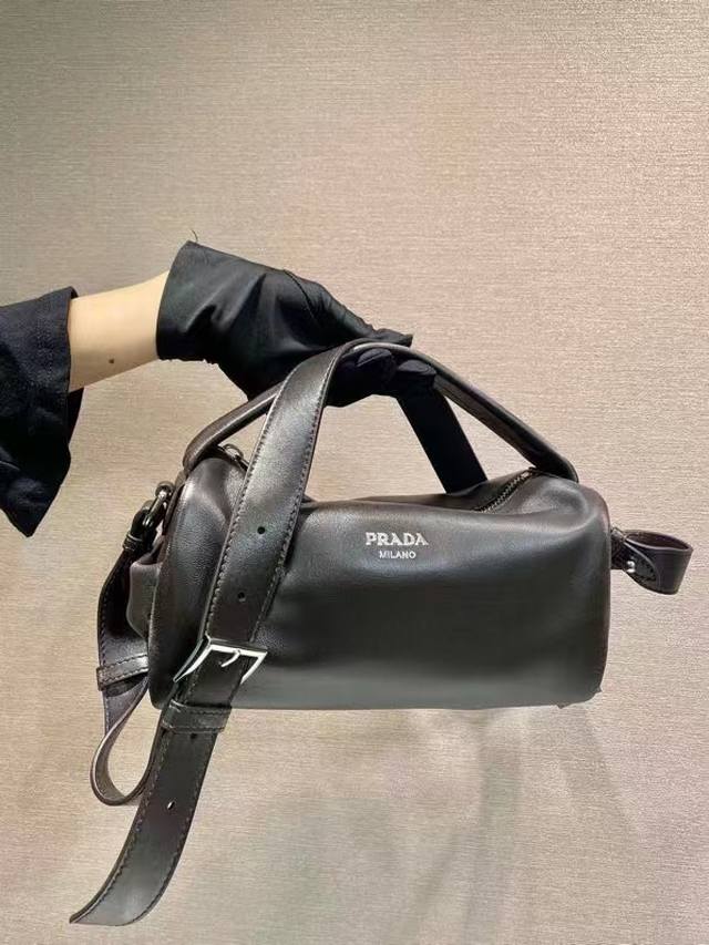 New Boston 2Vh188 Distressed Leather This stylish and compact Boston handbag dra