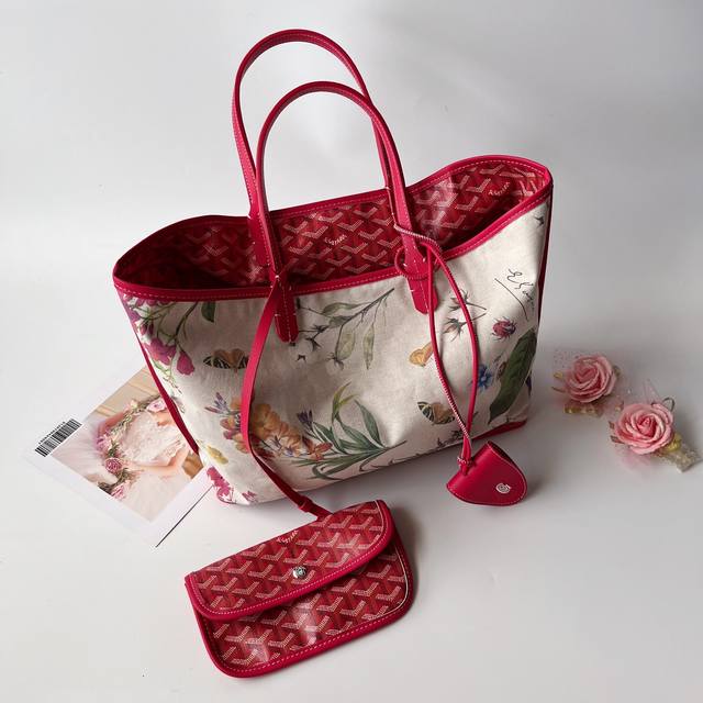 Goyar Goyar Shopping Bag Small. The Goyard hand-painted pattern is unique and wh