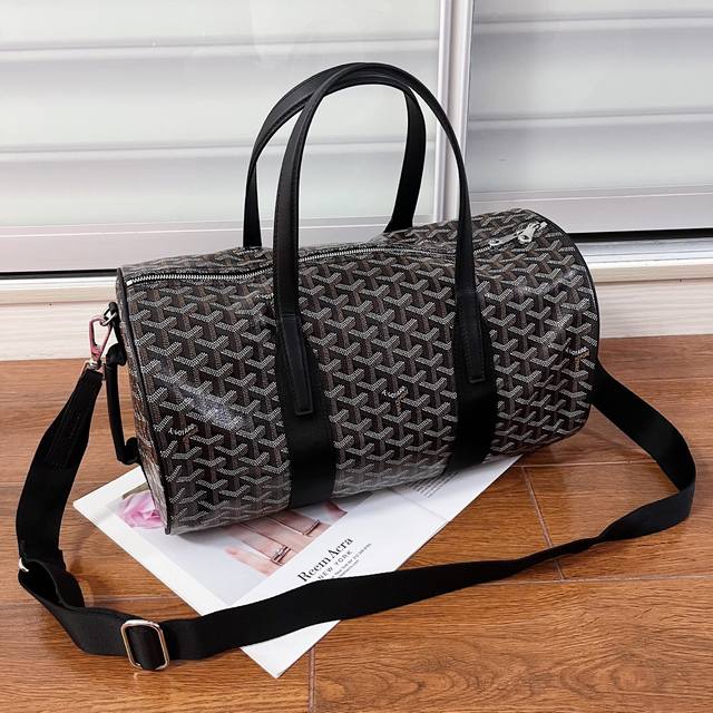 The Goyard Barrel sports travel bag, at 40cm, is perfect for everyday use, makin