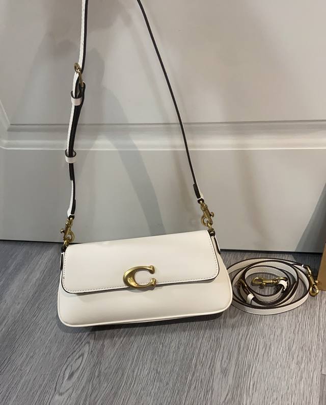 May new arrival Cba83 Cam16 Jet Bag, also known as a baguette bag, can be carrie