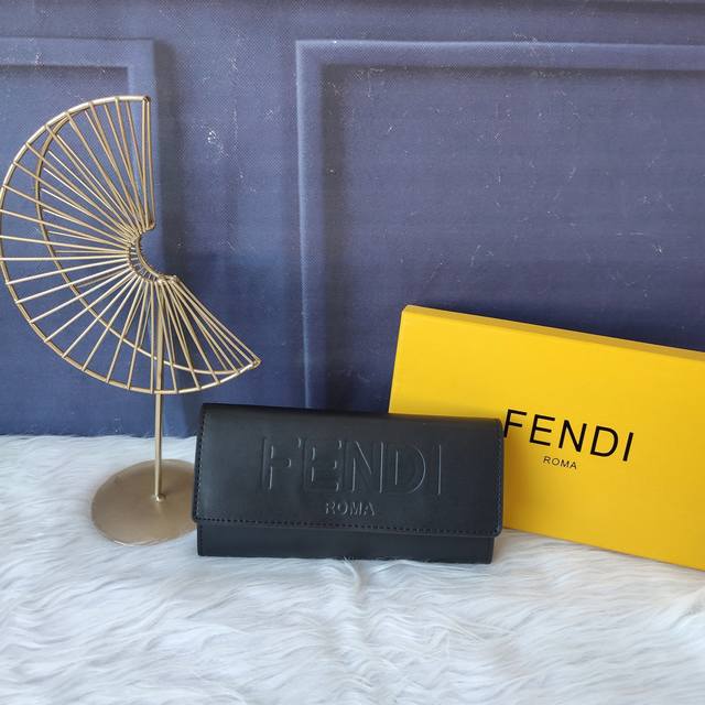 Model No. F8Mo0288 Fendi Roma long wallet, with two gusset pockets, a zipper poc