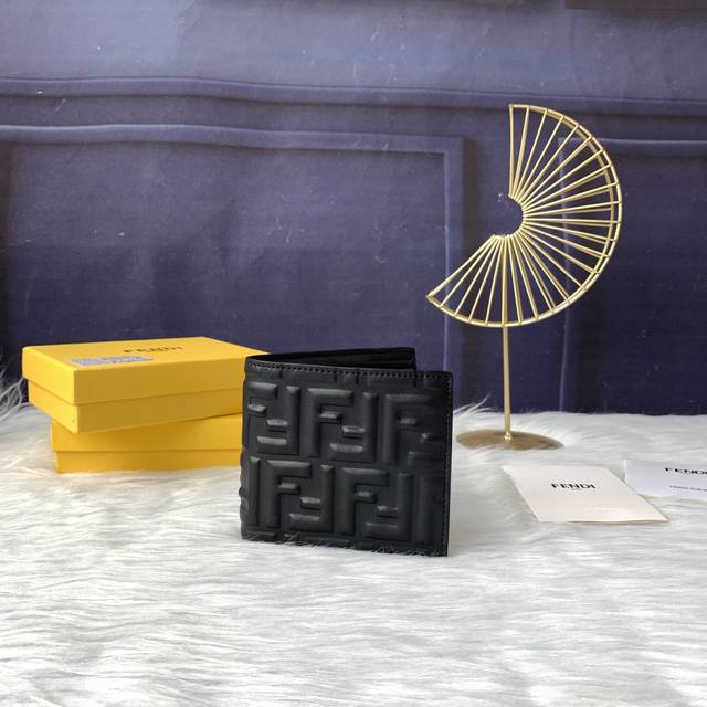 pattern, black leather lining, dimensions 10.5cmx9.6cmx1.5cm