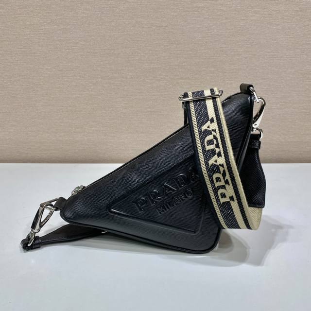Embroidered Web Triangle Bag (2Vh155) comes with the original box. This triangul