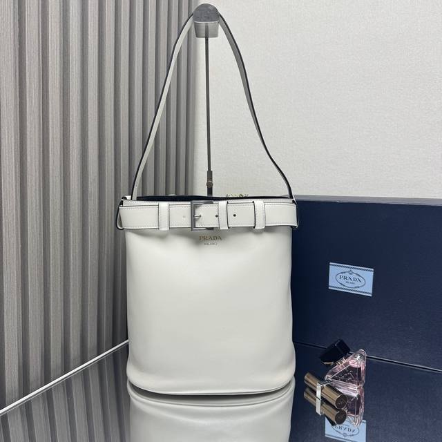Premium Original New Bucket Bag 1Be085 This stylish bucket bag offers a fresh ta