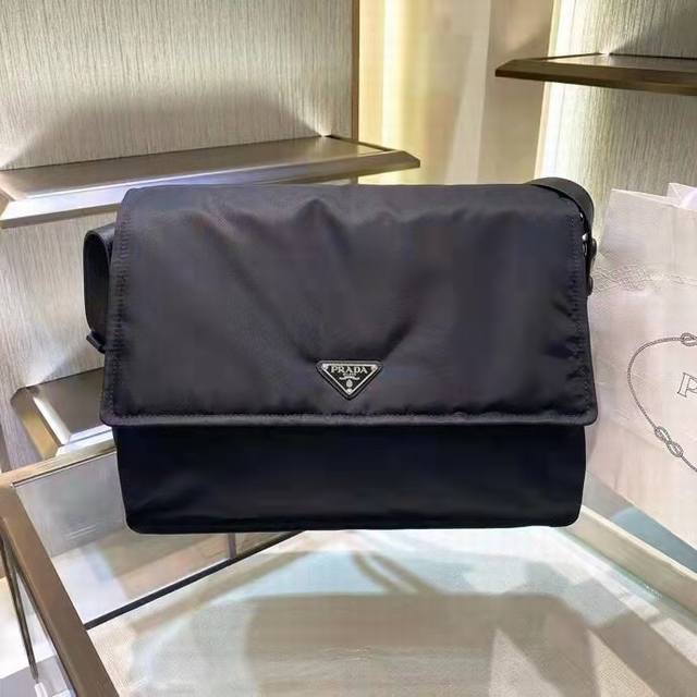 popular messenger bag is composed of two bags, one bag can be used for multiple