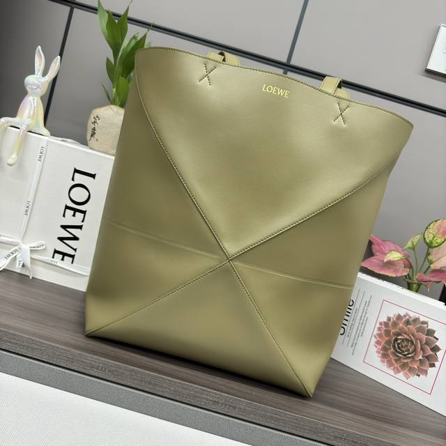 The new large shiny calfskin Puzzle Fold handbag draws inspiration from the geom