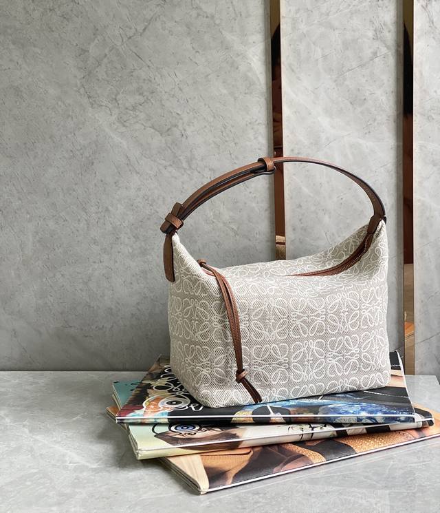Large Lunch Bag ~ The latest hot-selling underarm bag. The Cubi embroidery desig