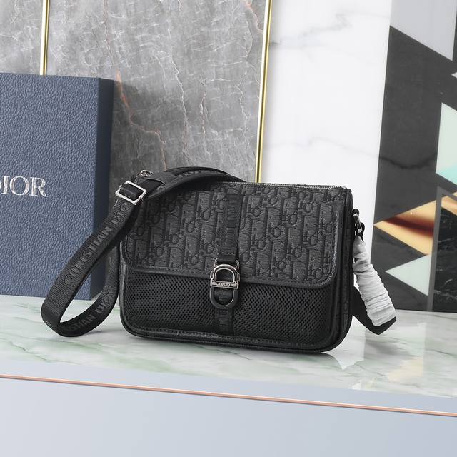 This Dior 8 handbag comes with a shoulder strap. It was newly launched in the Sp