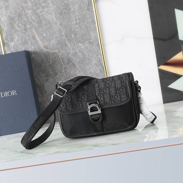 This Dior 8 handbag with a shoulder strap was newly introduced in the Fall 2023