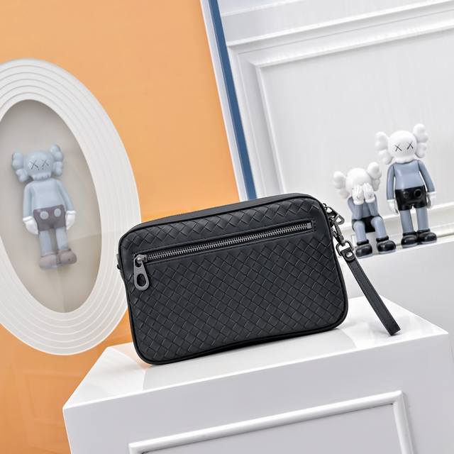 Bv Bottega Veneta upgraded version of the latest Bv crossbody clutch bag officia