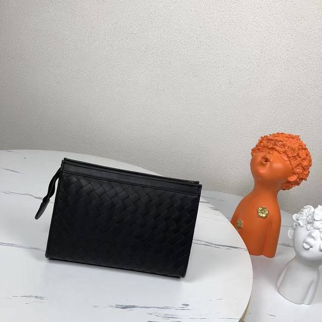 Bv small men's handbag, brand new in the counter, the bag body is as well-known