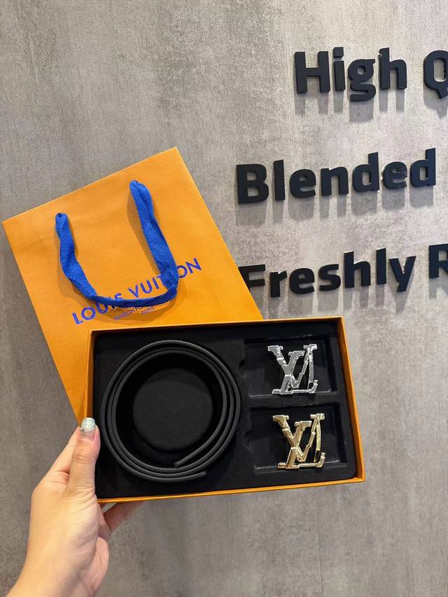 One belt with one buckle, one belt with two buckles, gift hot item Lv width: new