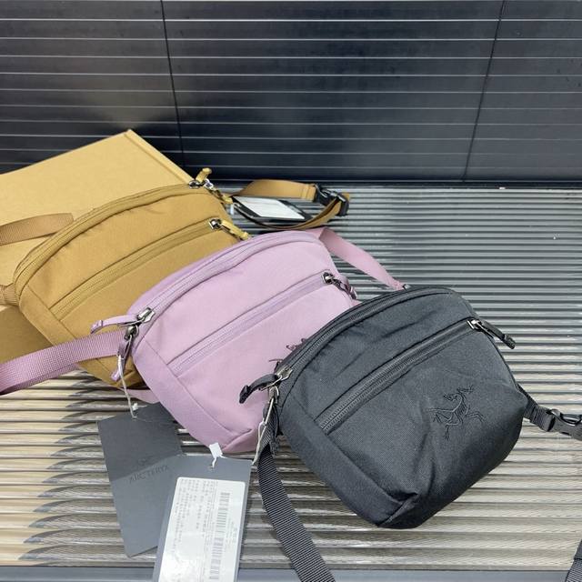 Arcteryx 1.5L Mantis1 colorblocked casual lightweight zipper closure outdoor bag