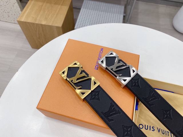 Louis Vuitton. French counter quality. Official website synchronization. Width 3