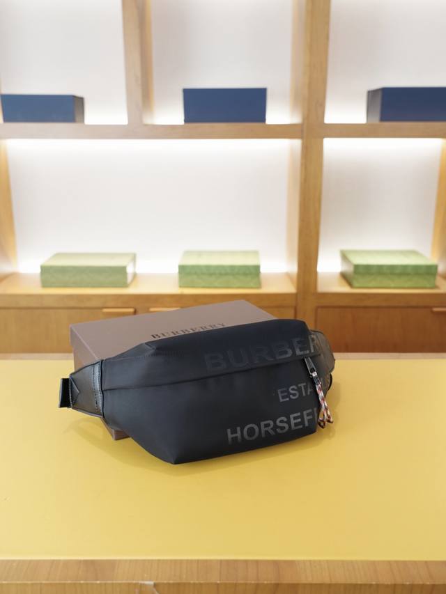 Burberry official website synchronized high-end waist bag and chest bag, a timel