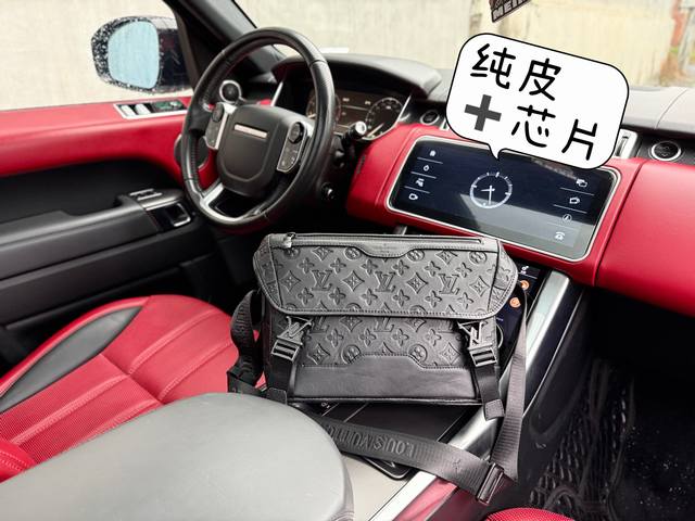 a high-end, pure leather "Louis Vuitton" LV shoulder bag. This Louis Vuitton mes