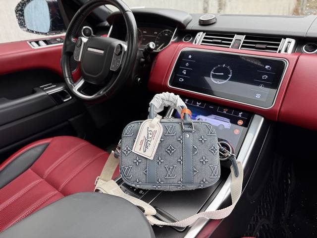 High-end new Louis Vuitton shoulder bag. Louis Vuitton shoulder bag with adjusta
