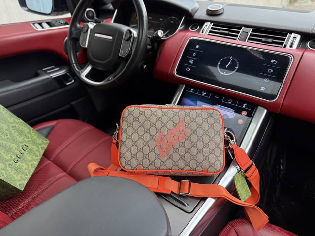 High-end new Gucci shoulder bag. Gucci messenger bag with classic print and deta